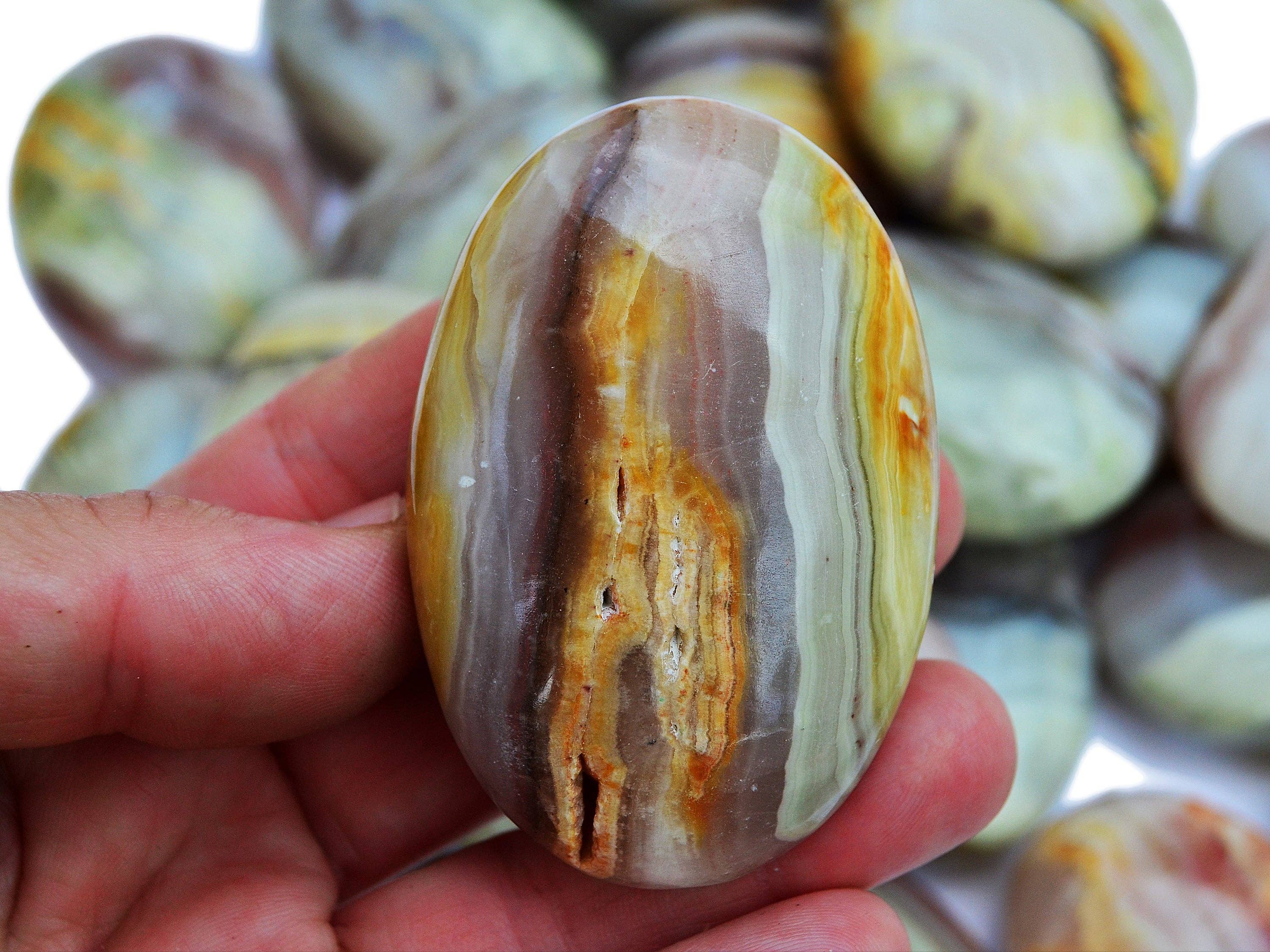 Kaia & Crystals – Engroshandel Spirituelle sten og krystaller – Pink Båndet Onyx Palmesten (50 mm - 80 mm)3