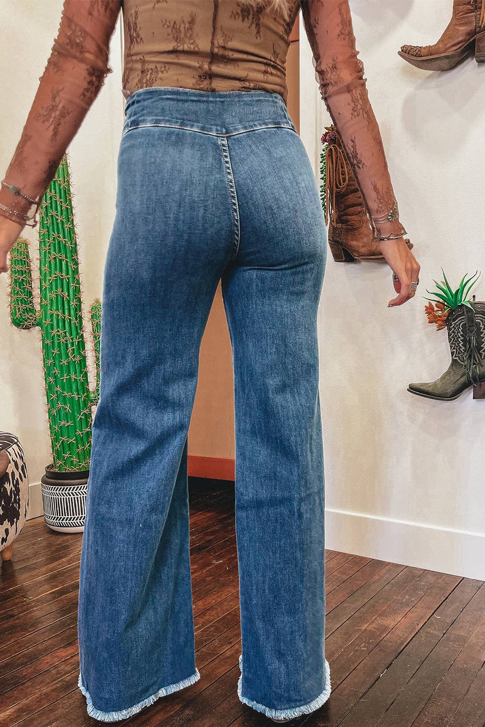 Sail Blue Jeans svasati blu a vita alta con chiusura a bottoni e orlo grezzo in vendita all'ingrosso su Faire1