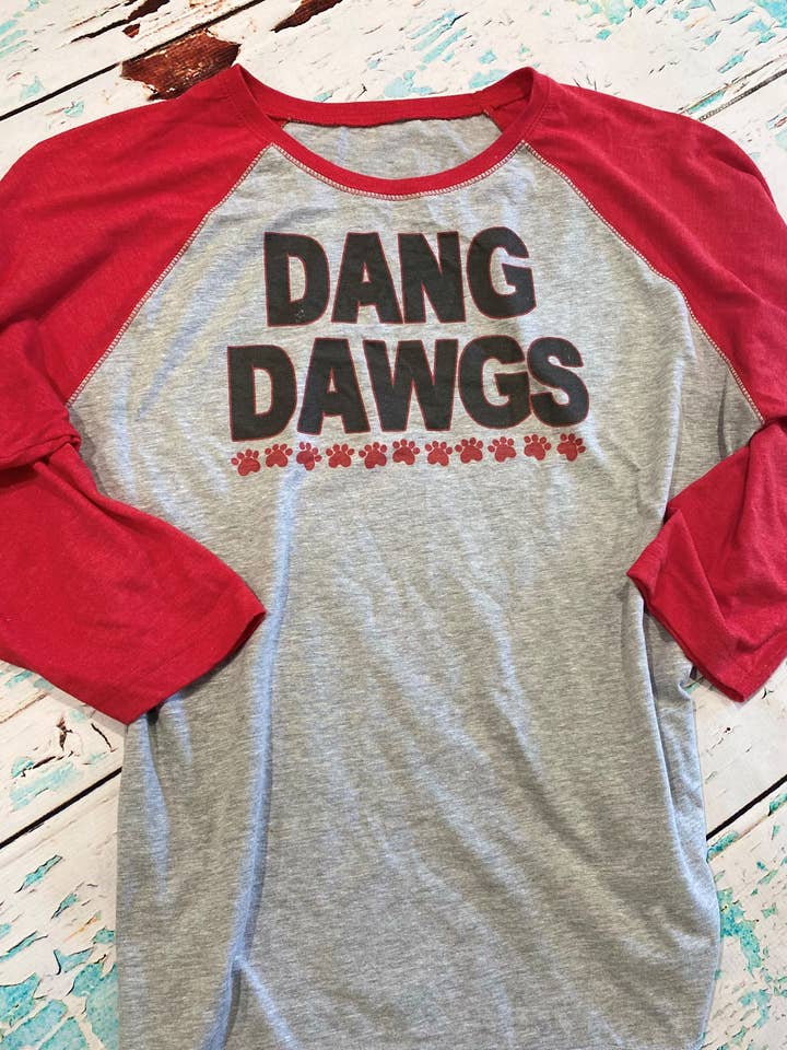 T-shirt con maniche a 3/4 Dang Dawgs Raglan per la vendita all'ingrosso da parte di Dang Chicks