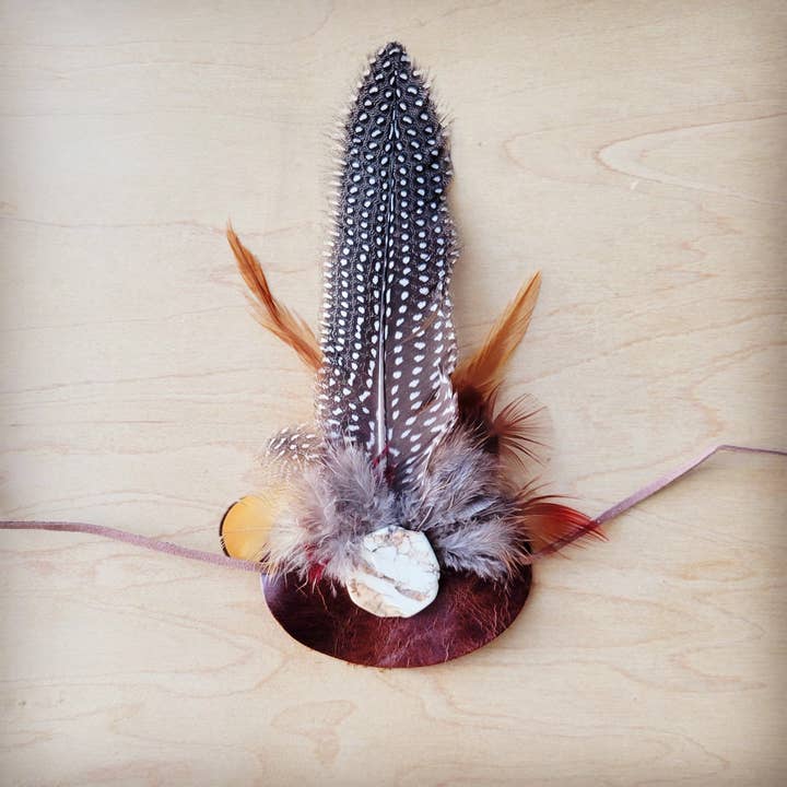 Plettet fjer, hvid sten & brun læderhattebånd (kun bånd) 984ww for engroshandel hos The Jewelry Junkie