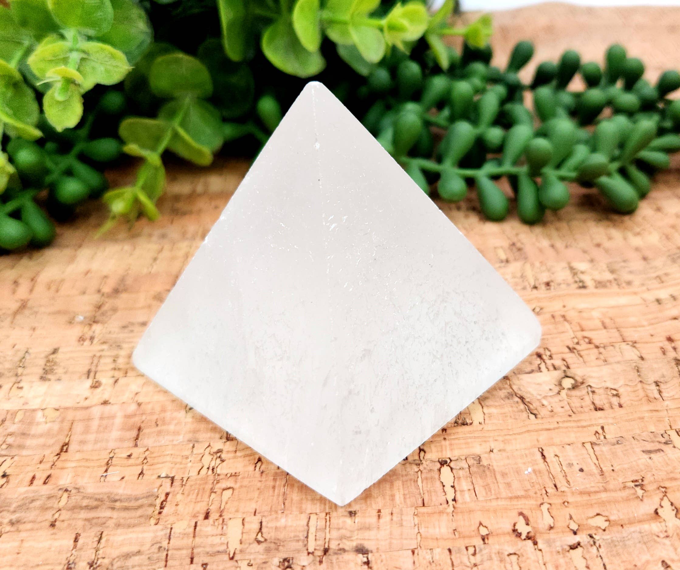 Meraki Gemstones - Vendita all'ingrosso Pietra/cristallo spirituale - Piramide di Selenite per Ricarica/Purificazione - Dimensioni Approssimative 5-6cm1