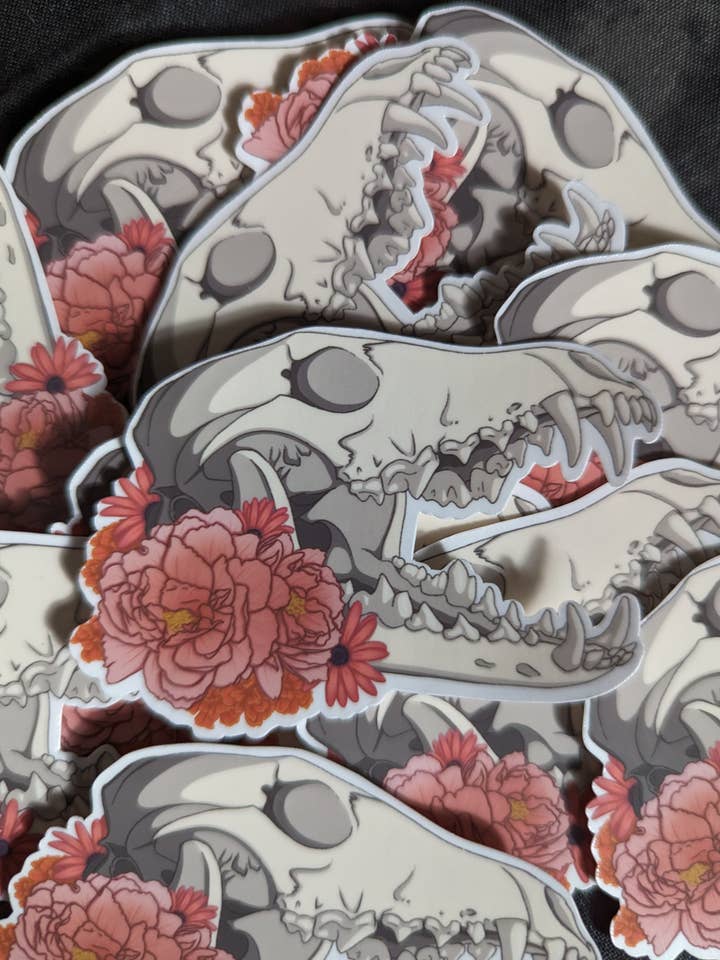 Autocollant en vinyle en forme de crâne de renard et fleur d'oranger pour la vente par Arcanist Artist