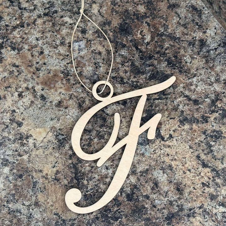 Lettre « F » en tilleul pour la vente par Bumbletwist