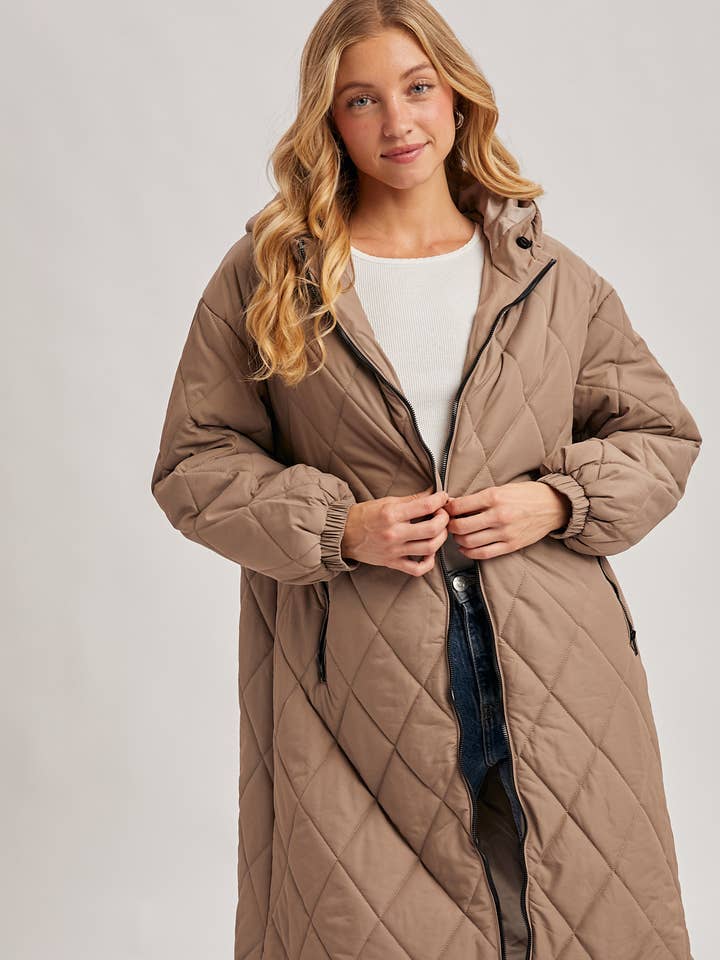 Bluivy – Großhandel Pufferjacke – Damen – GESTEPPTE DAUNENJACKE MIT LANGEM SCHNITT15