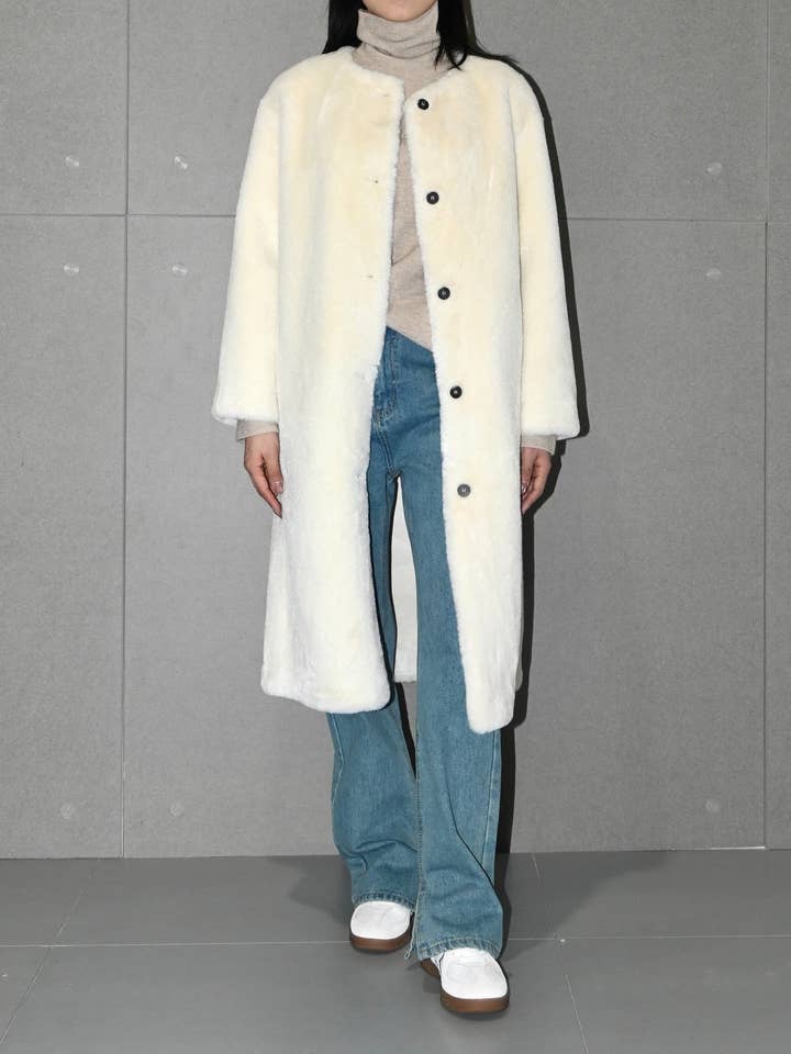 Cappotto Relaxed in Pelliccia Sintetica per la vendita all'ingrosso da parte di Blanc.Noize