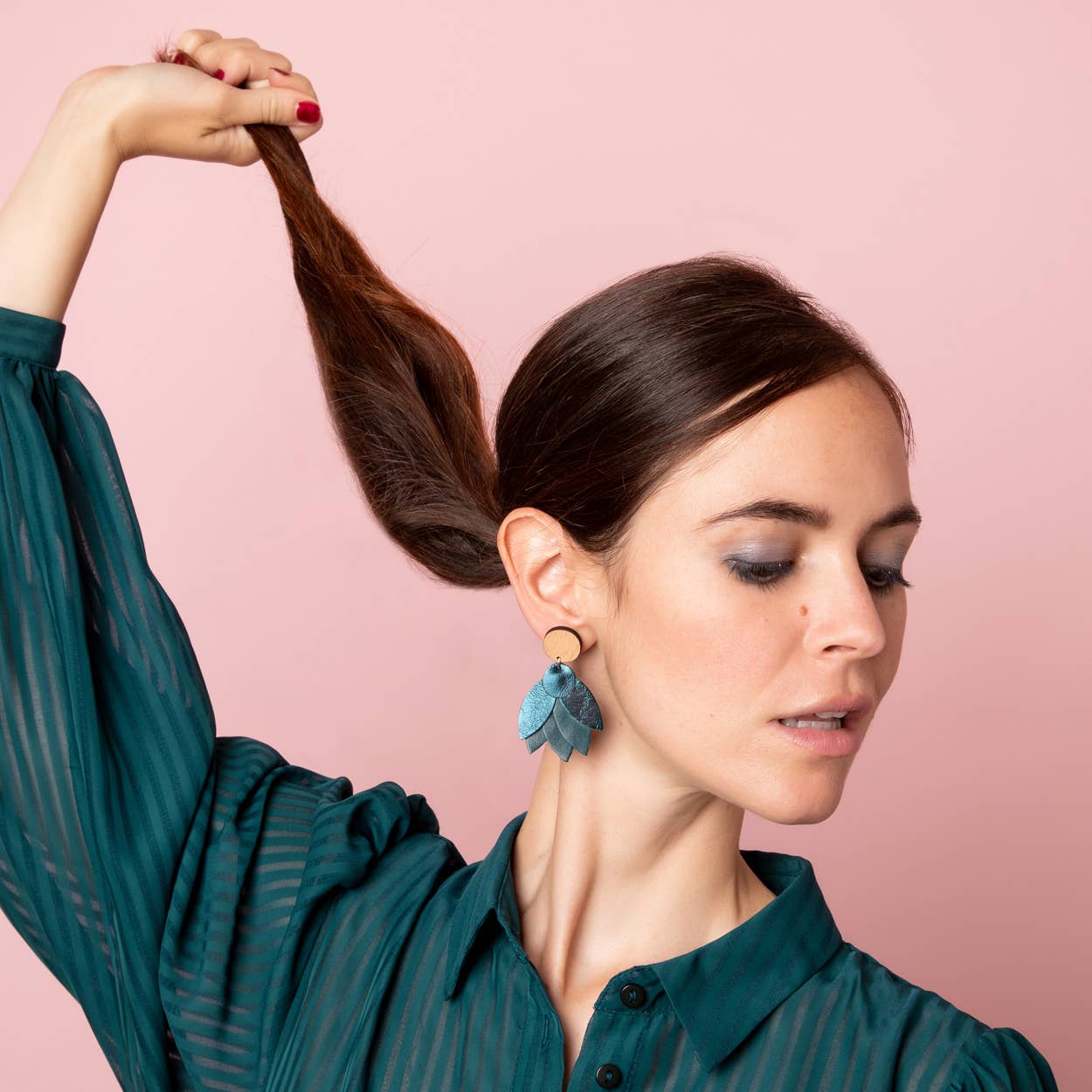 Ni une ni deux – wholesale Hängande örhängen – Örhängen mandala påfågelblå3