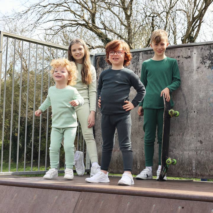 DreamBuy – wholesale Mjukisset – Barn – Skog grön ribbad Lounge Set Unisex Pyjamas