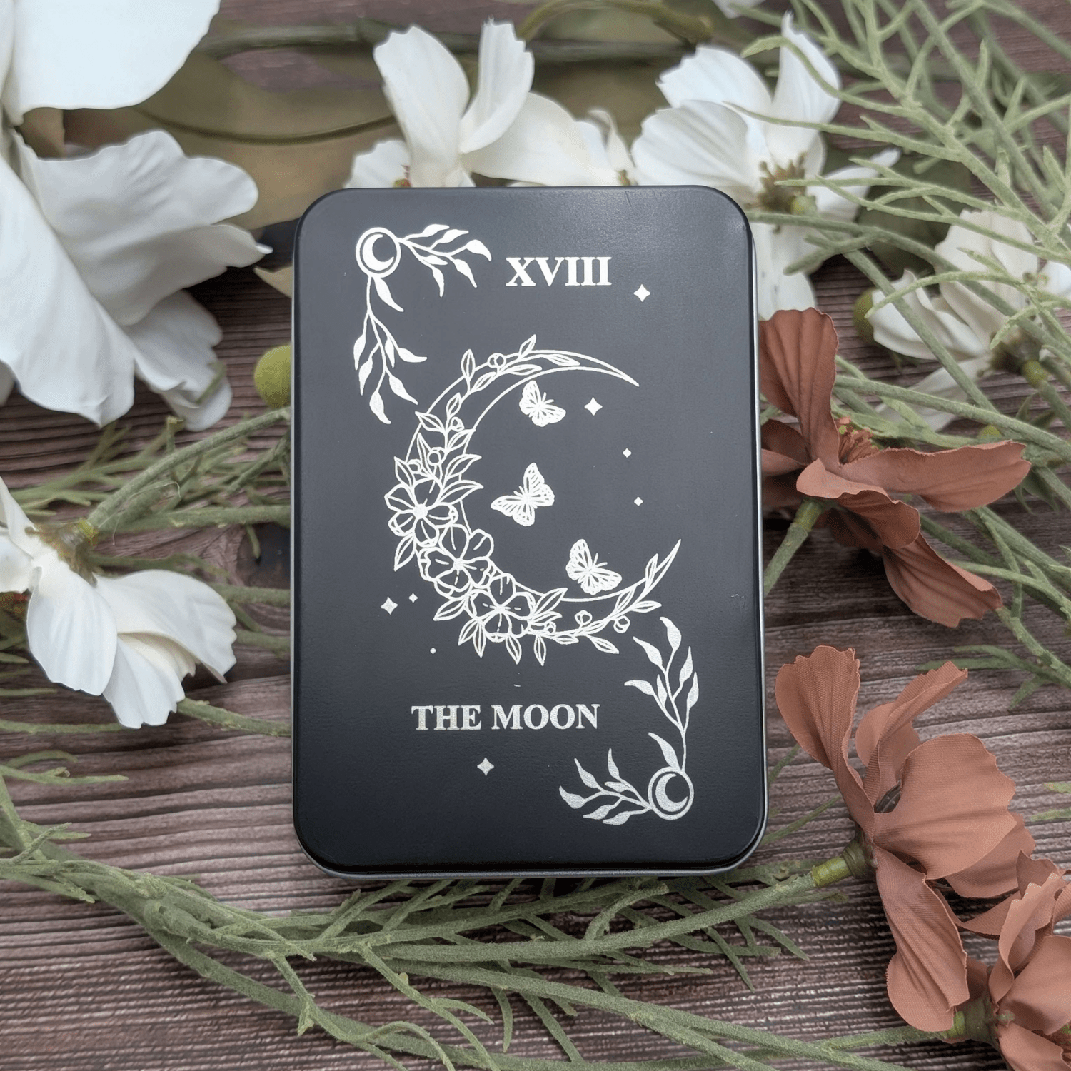 EBONWOOD - Vendita all'ingrosso Dadi - Scatola di Latta per Dadi Ispirata ai Tarocchi – Scegli tra 8 Design Incisi9