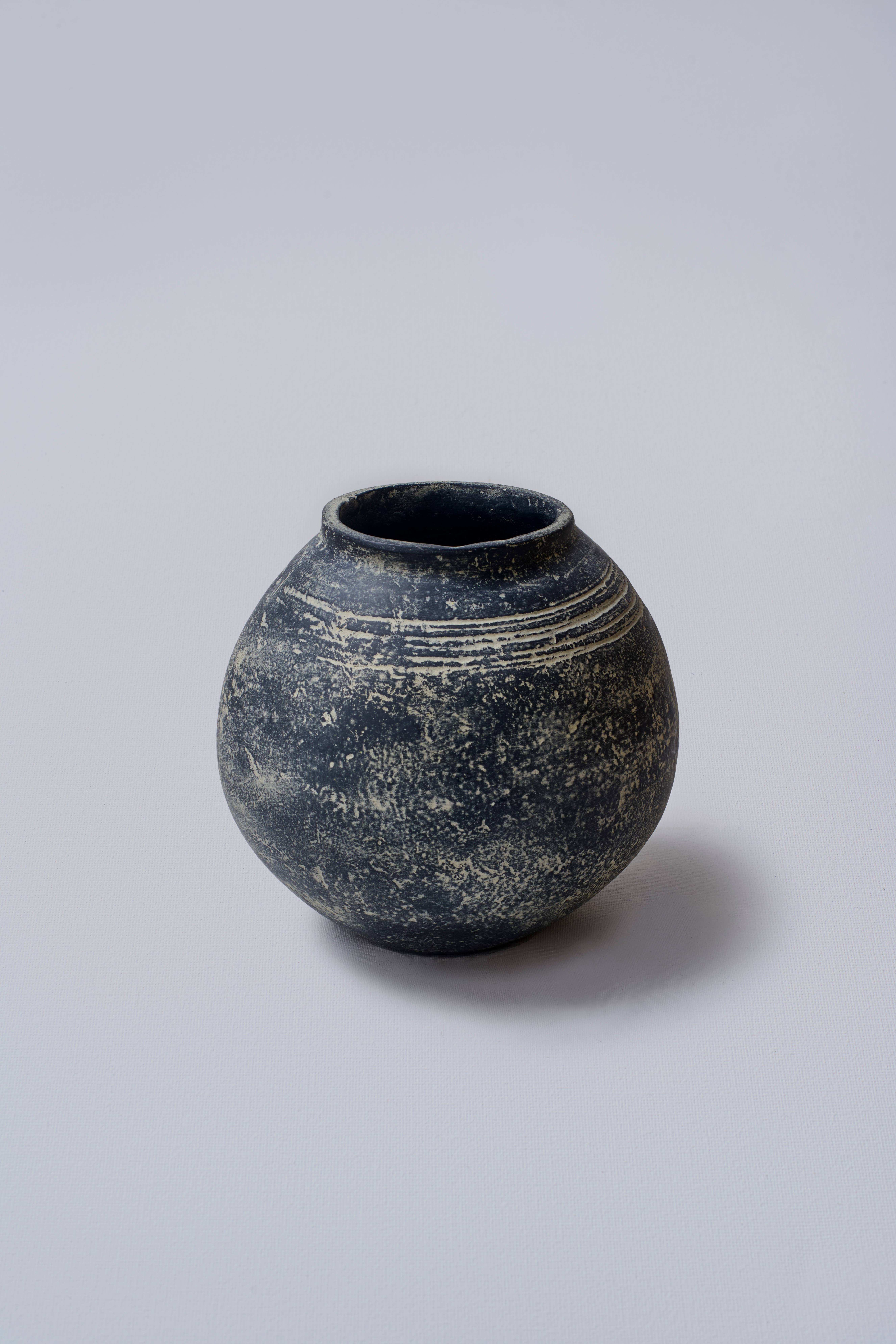 Atolia Designs - Wholesale Vase - Distressed Textured Ceramic Vase1
