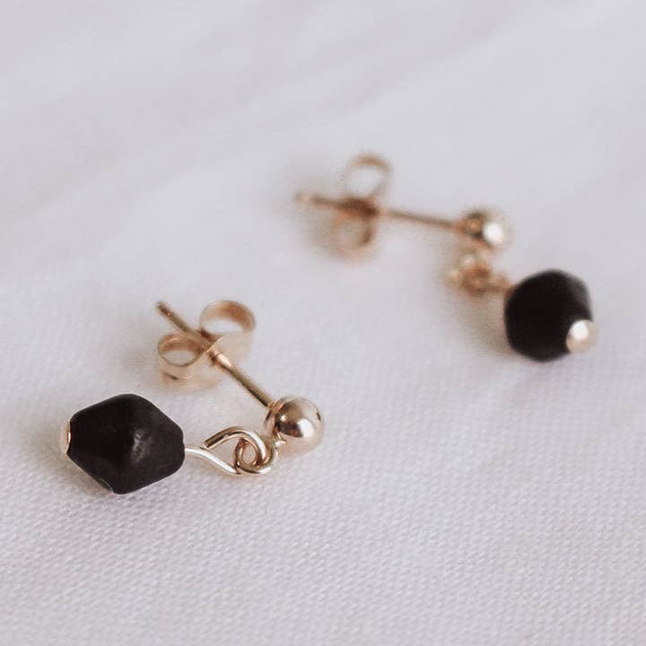 Brincos mini gota em contas vintage pretas foscas por atacado de Eden Rae