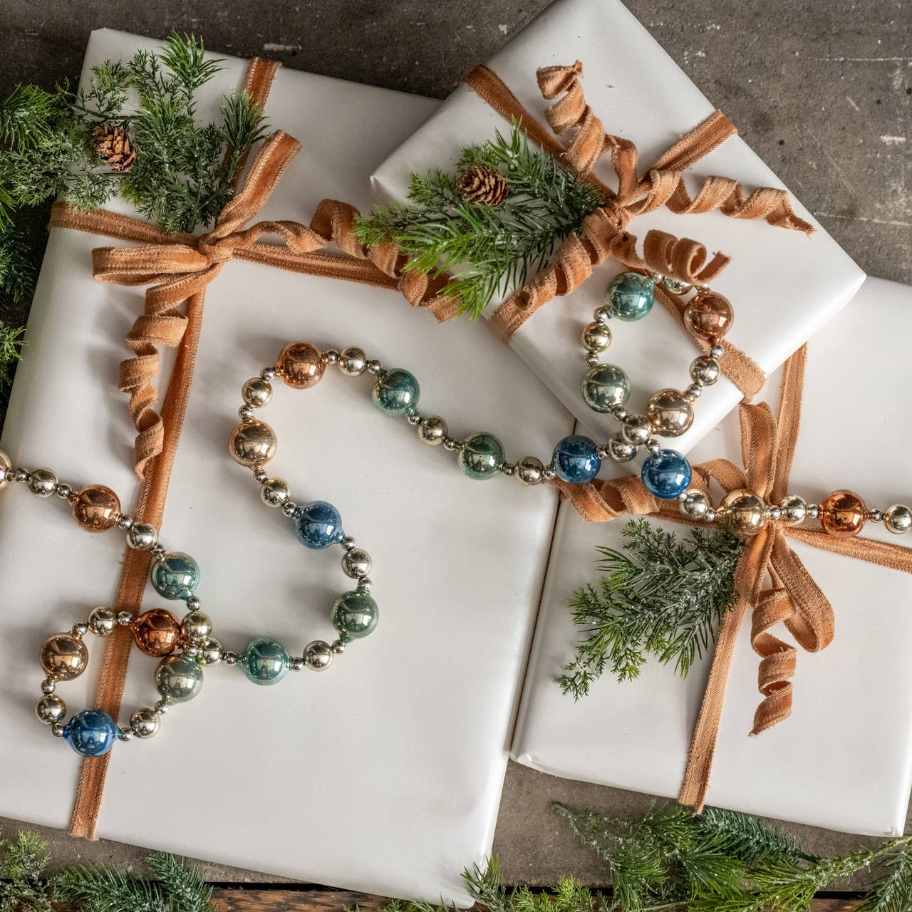 Ragon House – wholesale Bunting/Krans – 1,8 m BLÅ, BRONS & SILVER PÄRLGIRLANG0