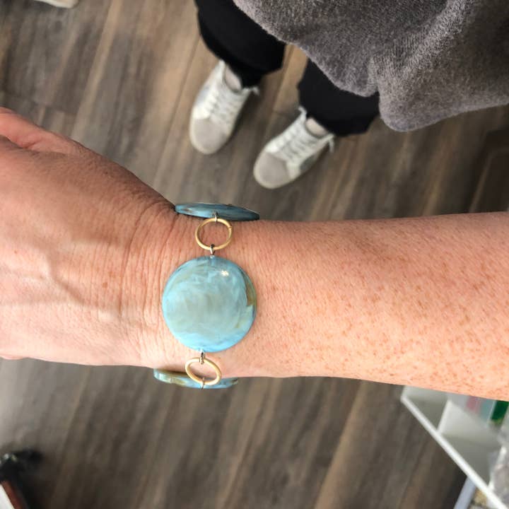 Bracelet Stations en marbre bleu glacé pour la vente par Leetie Lovendale