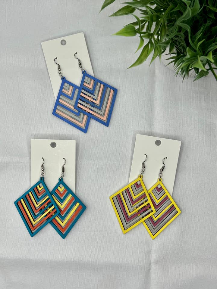 Boucles d'oreilles géométriques en bois multicolores pour la vente par Elly Kate Designs