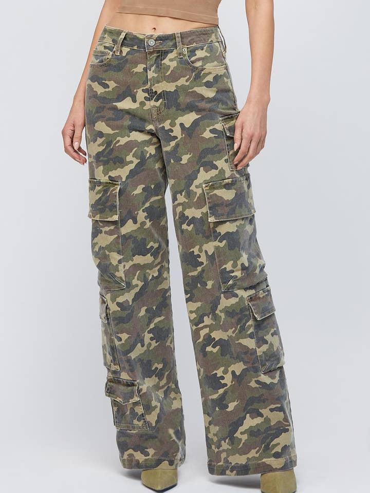 Cargo à taille haute camouflage, entrejambe 32", jambe large pour la vente par Hidden Jeans