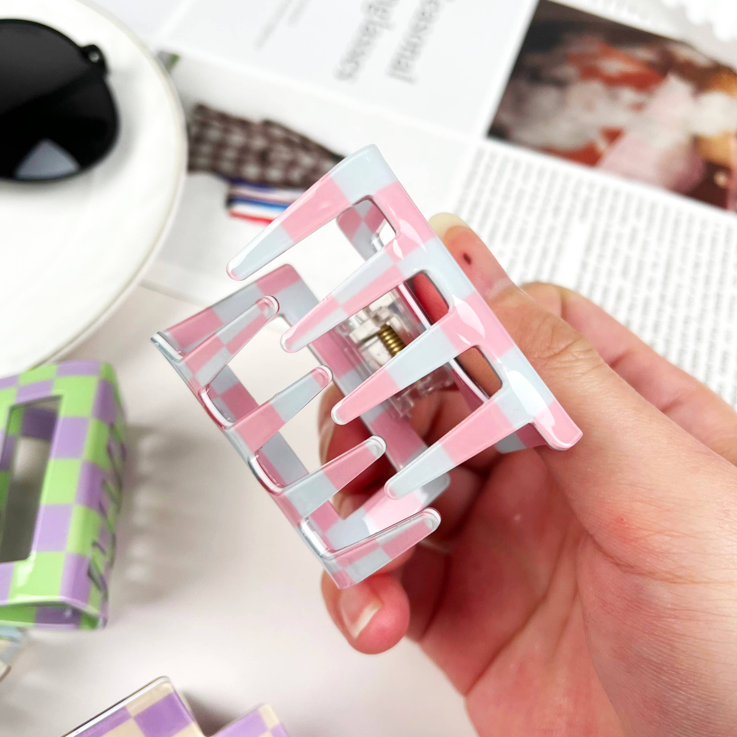 SoapElenGlen – Großhandel Haarclip – Damen – Bunte Schachbrett-Haarspange Kleine quadratische Krallenclips7