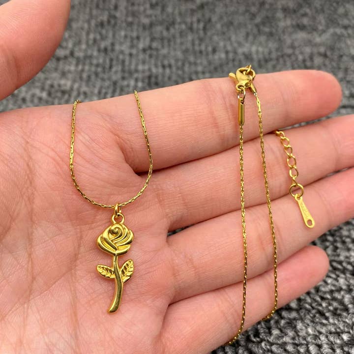 18K vergoldete Edelstahl-Halskette mit Rosenanhänger - FGS für den Großhandel von Mio Queena