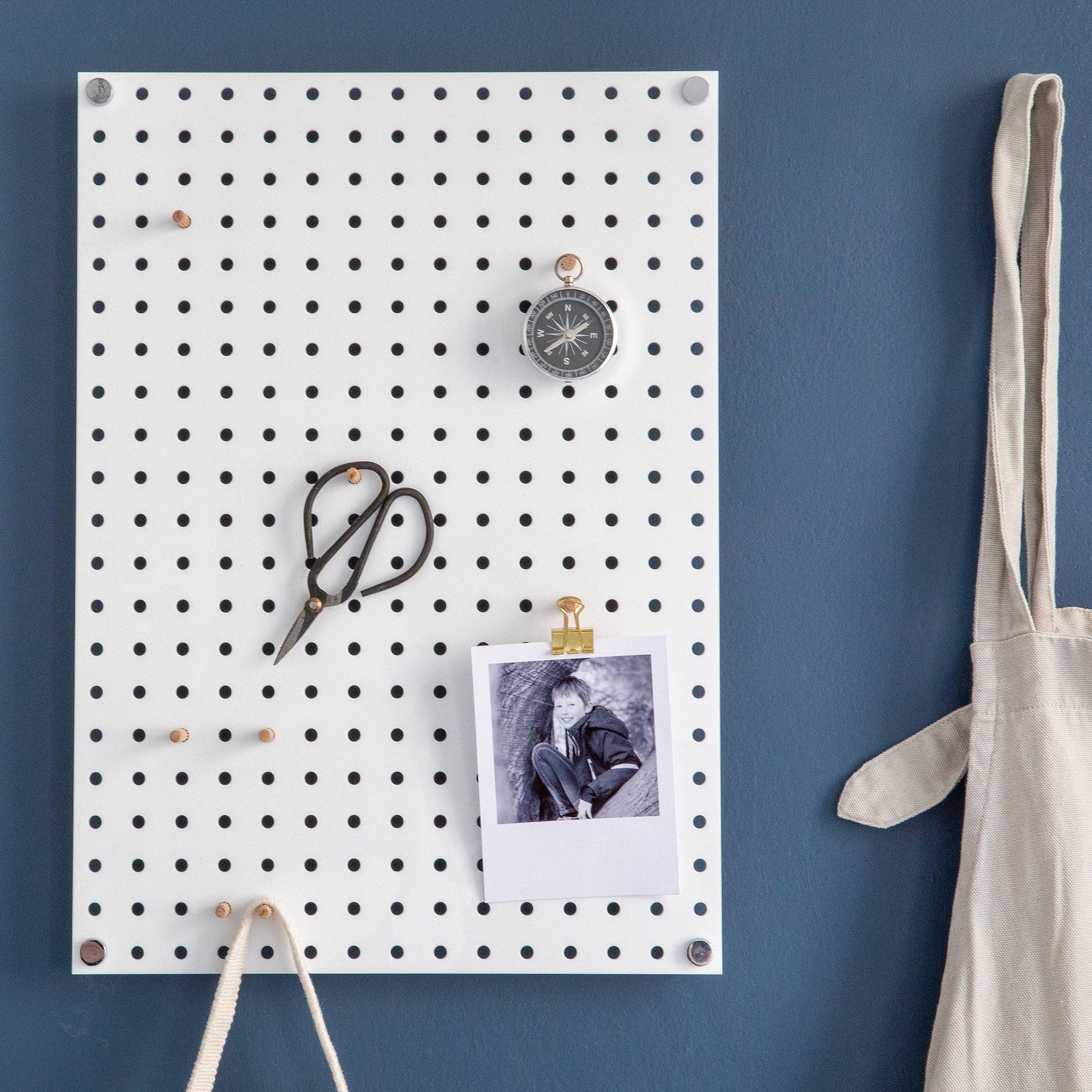 Twenty-Seven Enterprises Ltd – wholesale Wall hook – White Pegboard With Wooden Pegs1