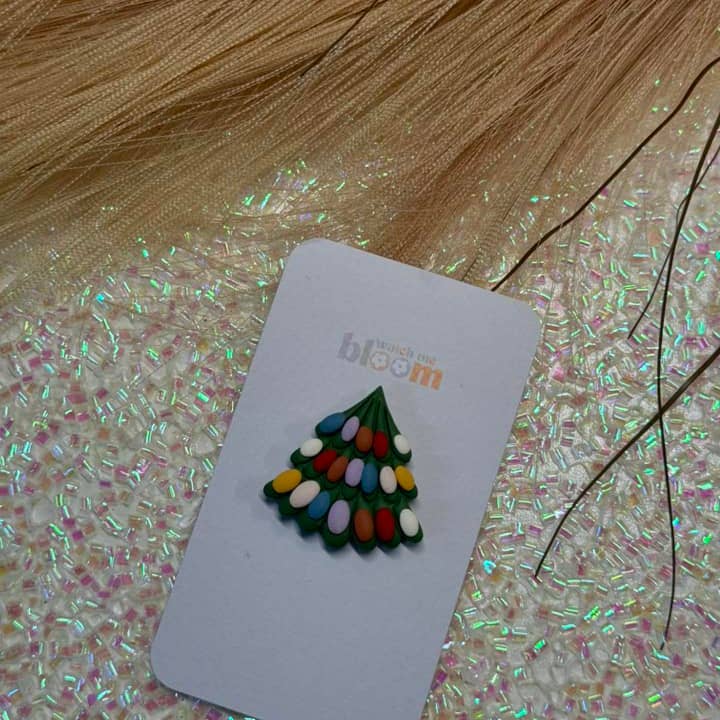 Watch Me Bloom - Vente Boucles d'oreilles pendantes - Porte-aiguilles en pâte polymère avec guirlande lumineuse de Noël