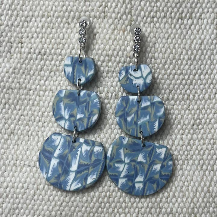 Palm Mirage | Boucles d'oreilles pendantes en canne de palmier bleu abstrait pour la vente par Jenny Wren Jewelry