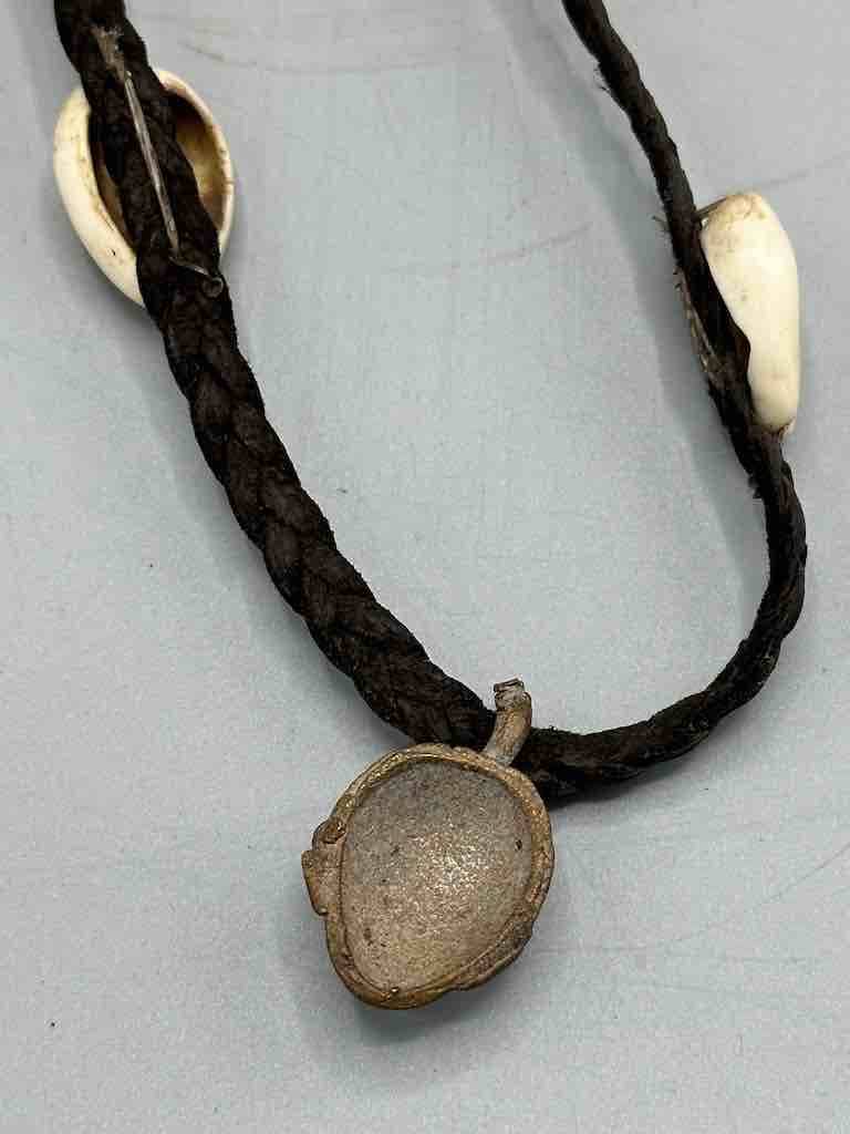 The Niger Bend – Colar pingente/pendente por atacado – Colar Máscara Latão Shell Couro & Cowrie Shell - Mali9
