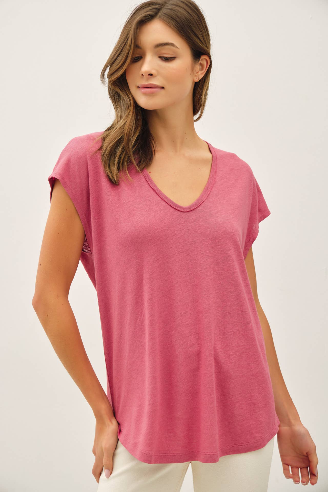 Be Cool - Wholesale T-Shirt - Women's - BACK RAW EDGE DETAILED V-NECK LINEN TEE 0