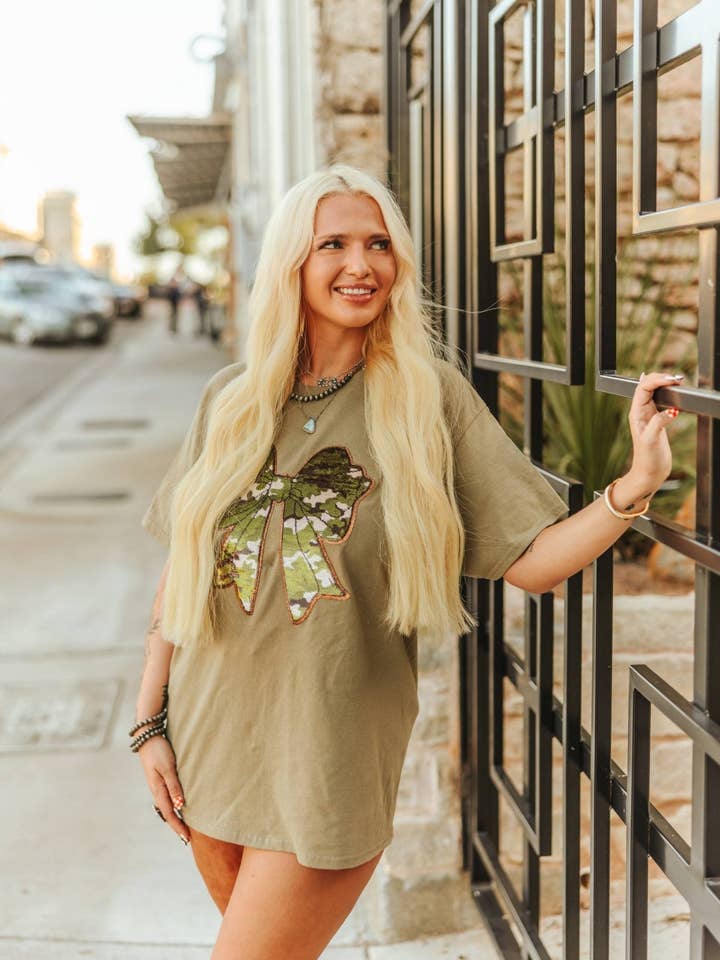 Pailletten-Camo-Schleifen-Patch-T-Shirt für den Großhandel von Wild Junkie