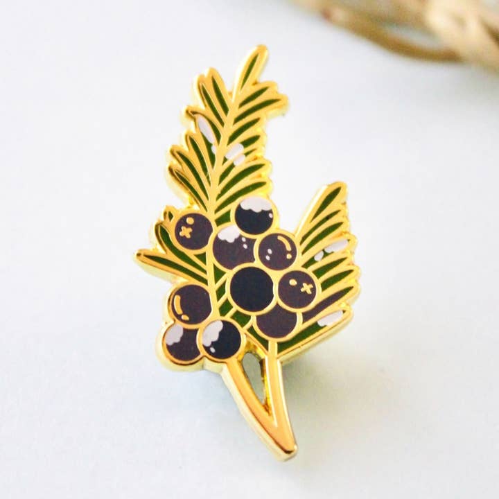 Spilla smaltata a forma di bacche di ginepro per la vendita all'ingrosso da parte di Occasionalish