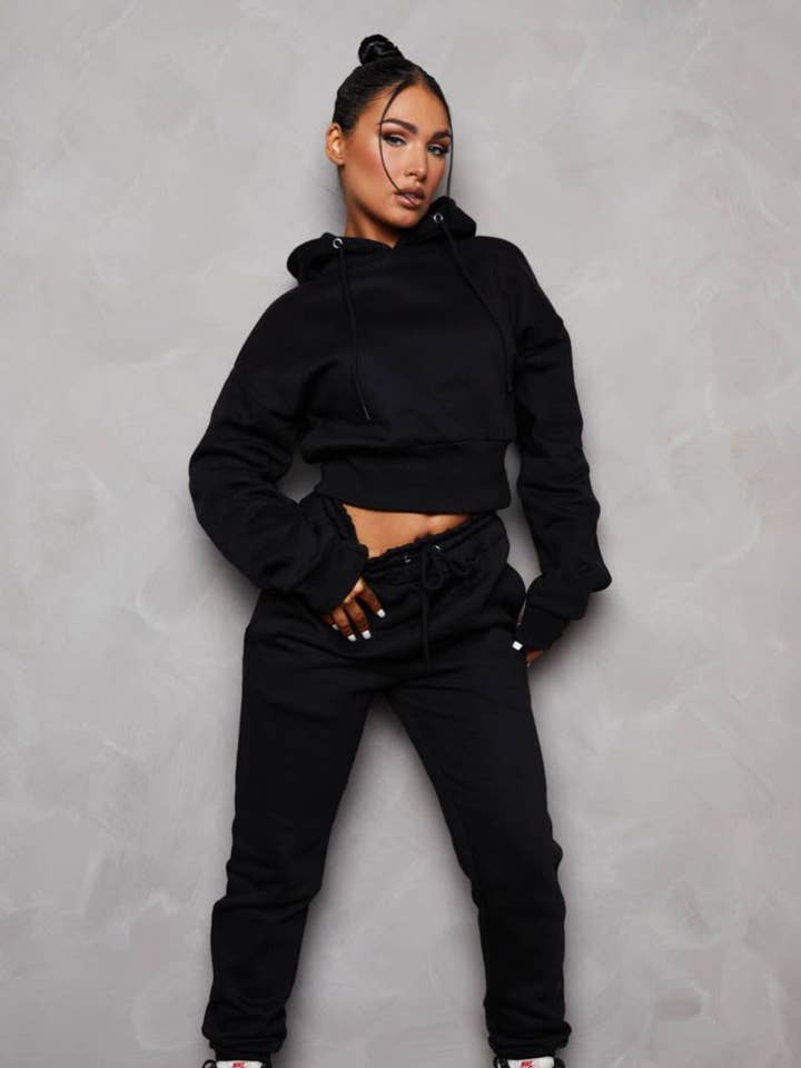 Femme Luxe – Engroshandel Loungesæt - Dame – Sort Langærmet Beskåret Fleece Hættetrøje & Cuffed Joggers0