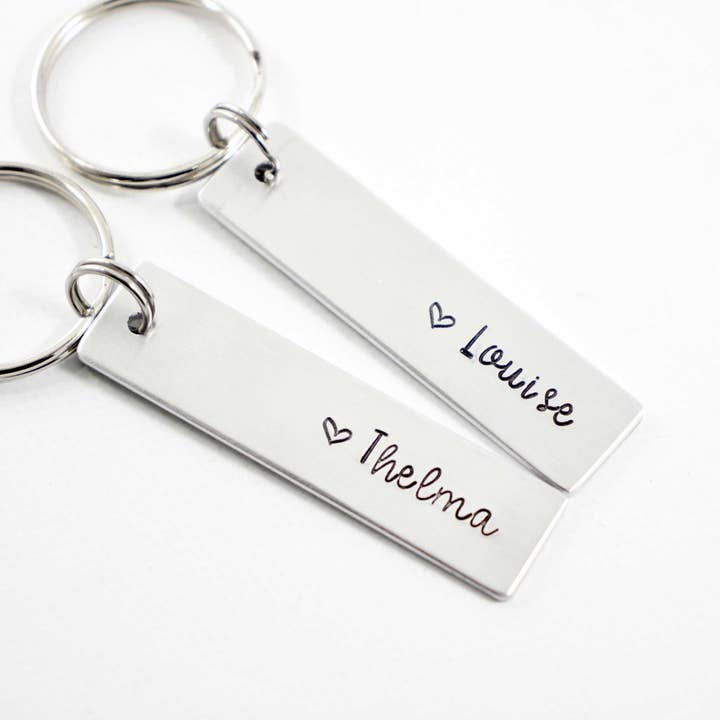 Ensemble porte-clés « Thelma » et « Louise » pour la vente par Completely Hammered