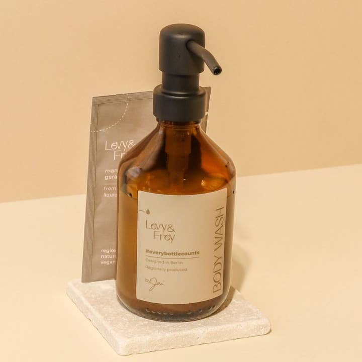 designer glazen douchegelfles voor wholesale door Levy & Frey