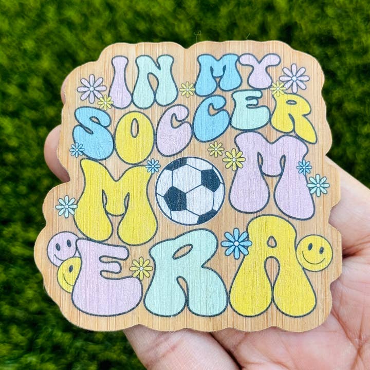 Adesivo in legno di bambù «IN MY SOCCER MOM ERA» - Mom Eras per la vendita all'ingrosso da parte di AFK Design Co