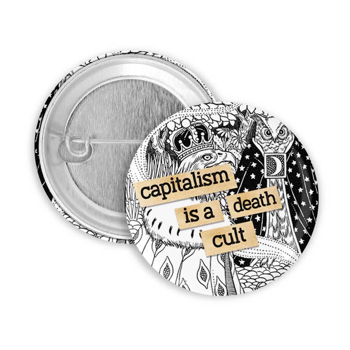 Spilla / distintivo "Il capitalismo è un culto della morte" per la vendita all'ingrosso da parte di Prickly Cactus Collage