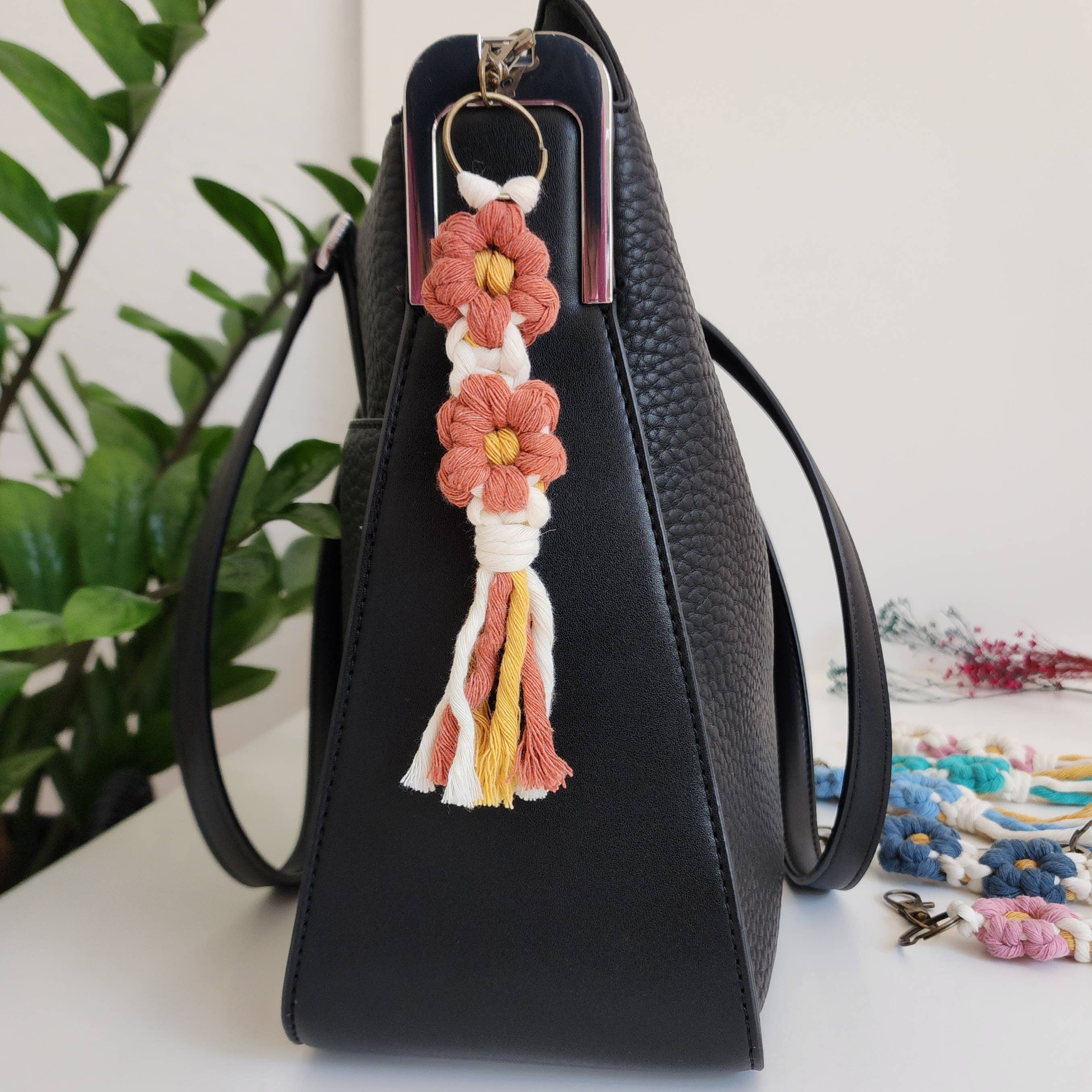 Handmade By Uruba - Wholesale Sleutelhanger - Dames - Macrame sleutelhangertje met madeliefjes, accessoires voor dames4