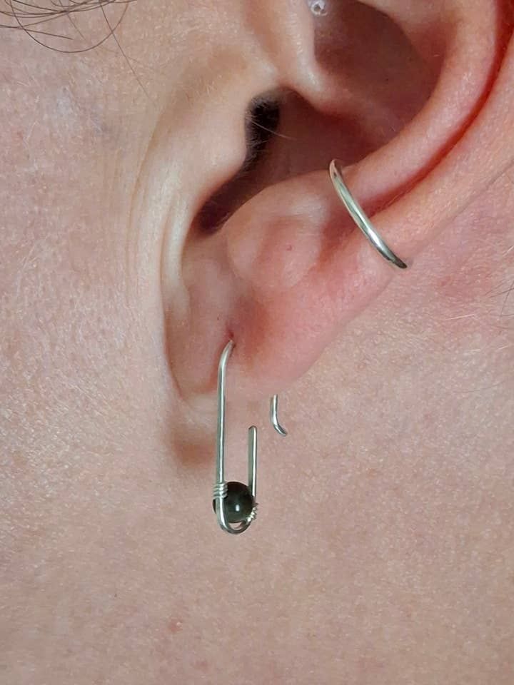 Små ovale, øreringe med ædelsten for engroshandel hos Cat Horn Accessory