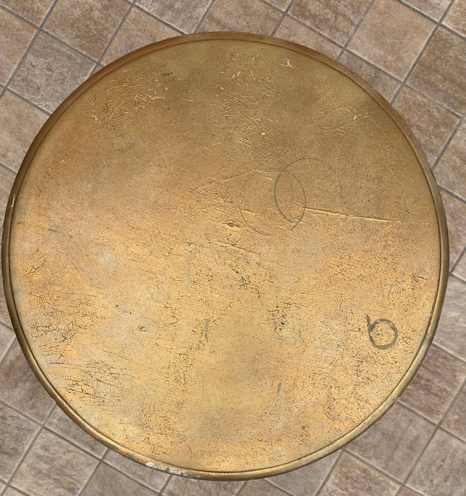 Saved Materials – Großhandel Beistelltisch – Neo-Kitsch Barock Beistelltisch – Dekoratives Podest mit vergoldeter Patina-Oberfläche1