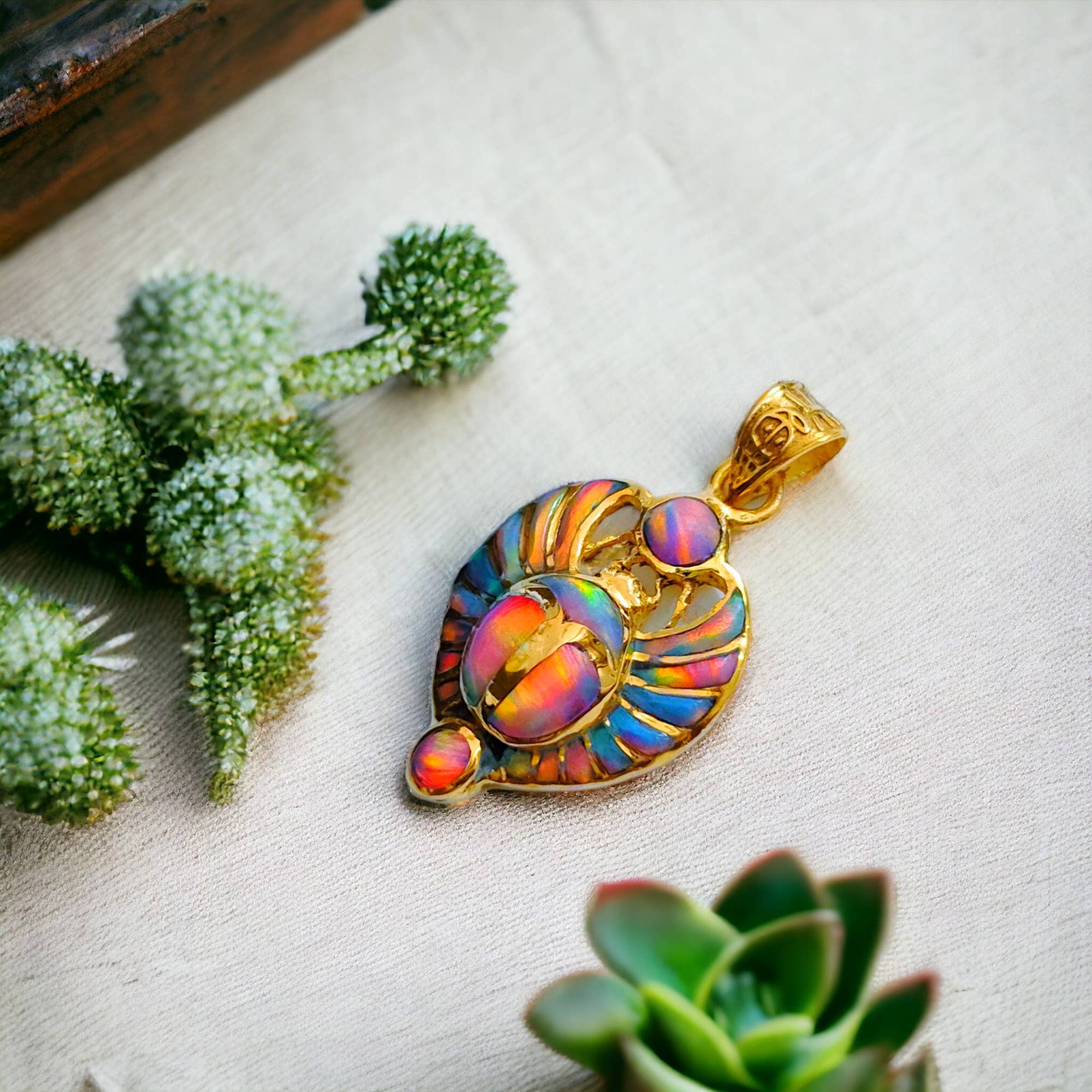 ALADDIN'S LAMP JEWELRY – Großhandel Individueller Charm/Anhänger – Anhänger mit rosafarbenem Opal, königlicher Skarabäus der Wiedergeburt, goldfarben12