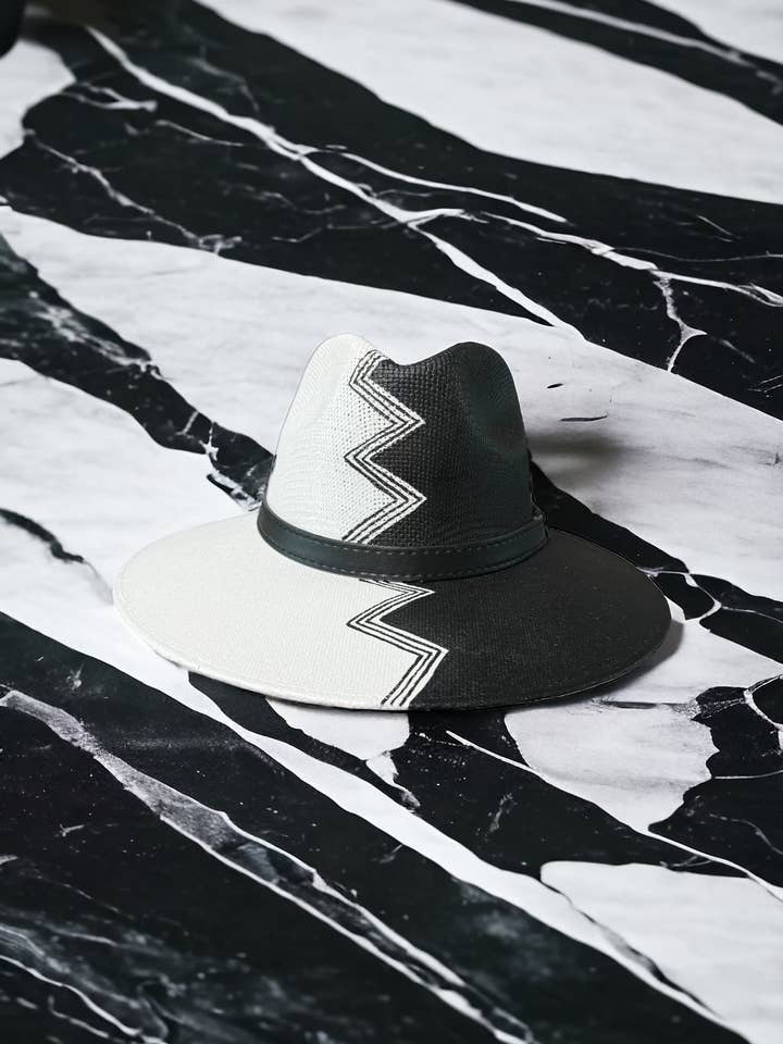 Zigzagmalet jute lærredshue for engroshandel hos Bella Soul