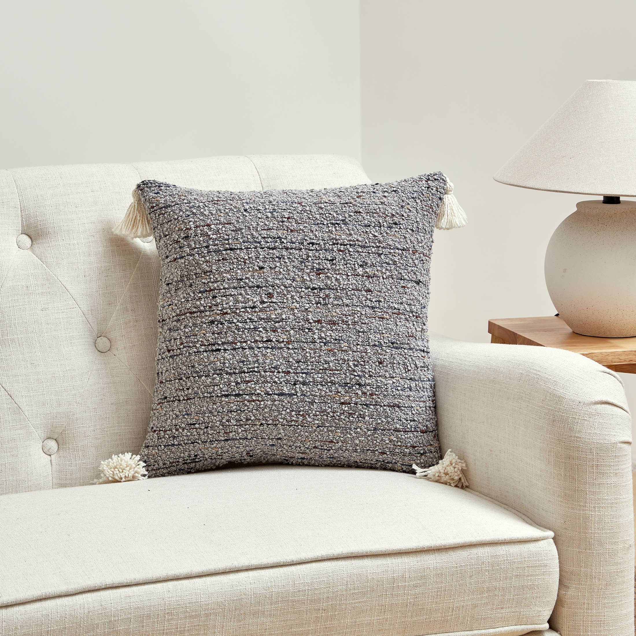 HUIRESOURCE - Wholesale Decoratief kussen - Mijn Cottage Huis - Bouclé Stof met Kwastjes op Vier Hoeken2