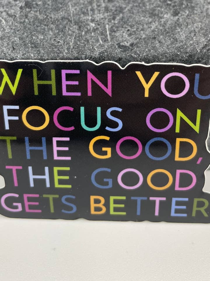 Pegatina «Cuando te enfocas en lo bueno» para venta al por mayor de Live Inspired 365