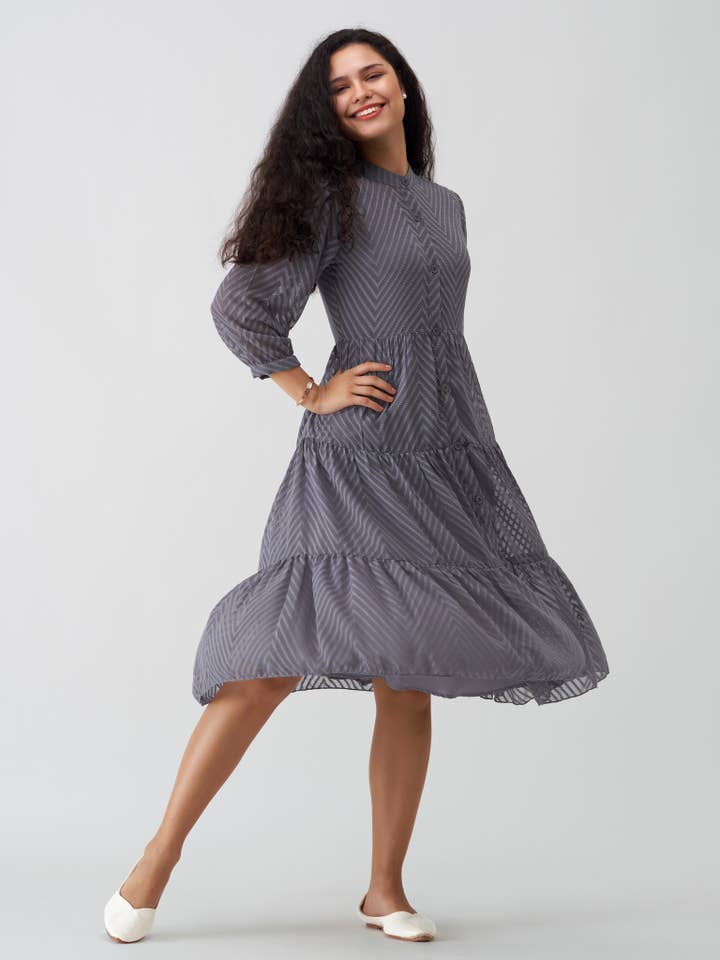 Grå Crepe Chiffon Swiss Dot Boat Neck Tunika Top med Jakke for engroshandel hos STYLE INSTANT