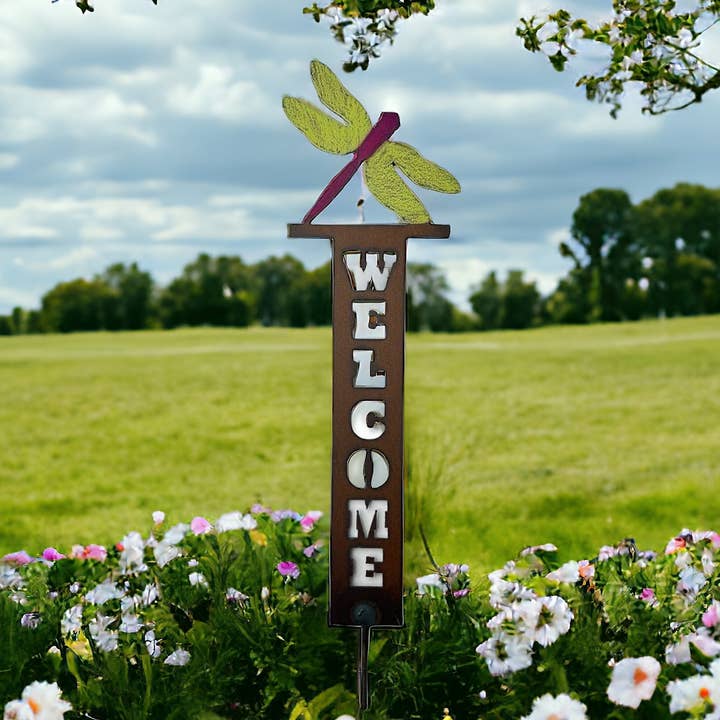Joli panneau de bienvenue en forme de libellule, plante, piquet, nature, printemps, jardin pour la vente par Whimsies