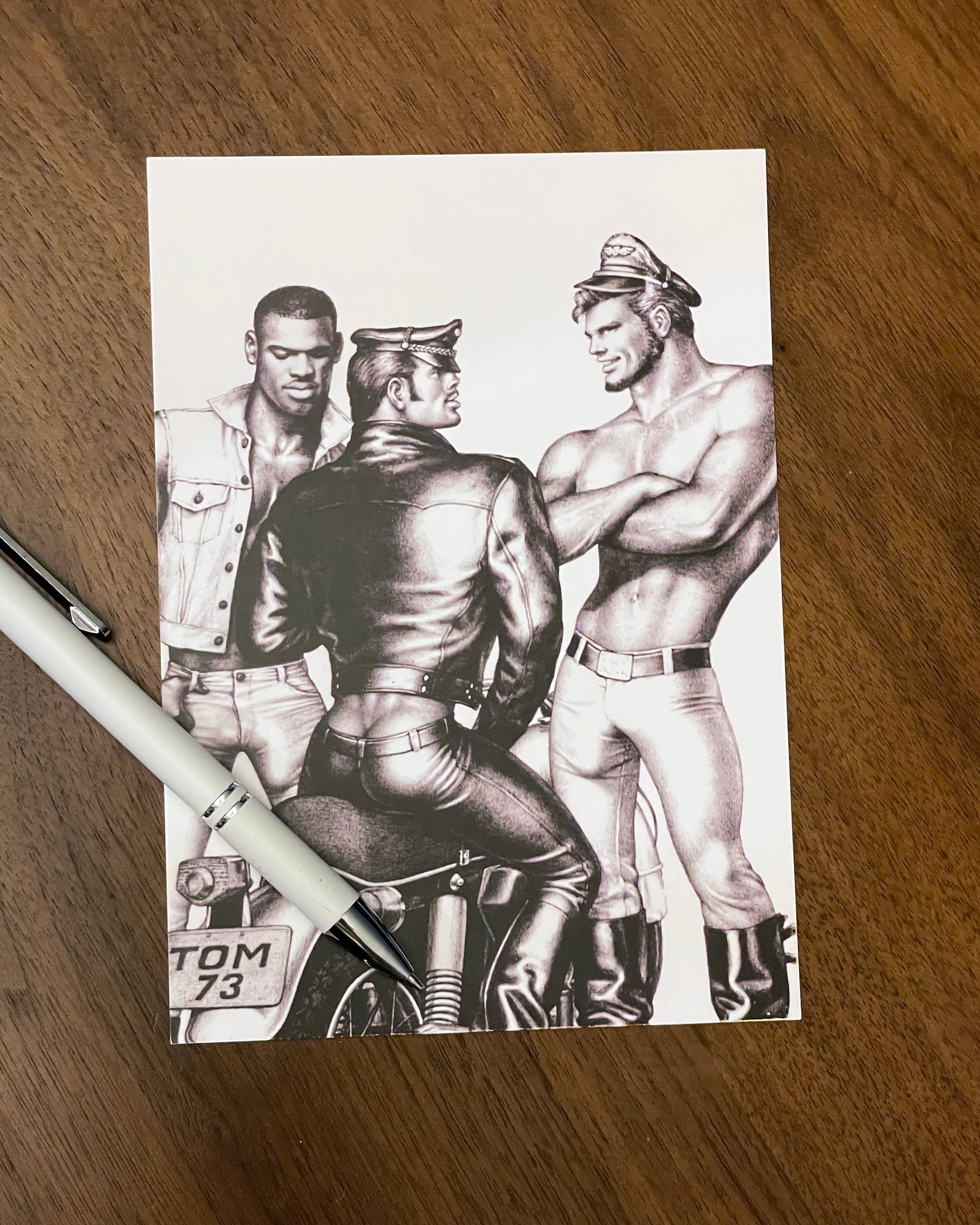 Peachy Kings / Kweer Cards – Großhandel Postkarten – Tom of Finland Postkarte „TOM 73“ (Gay, Queer, LGBTQ)2