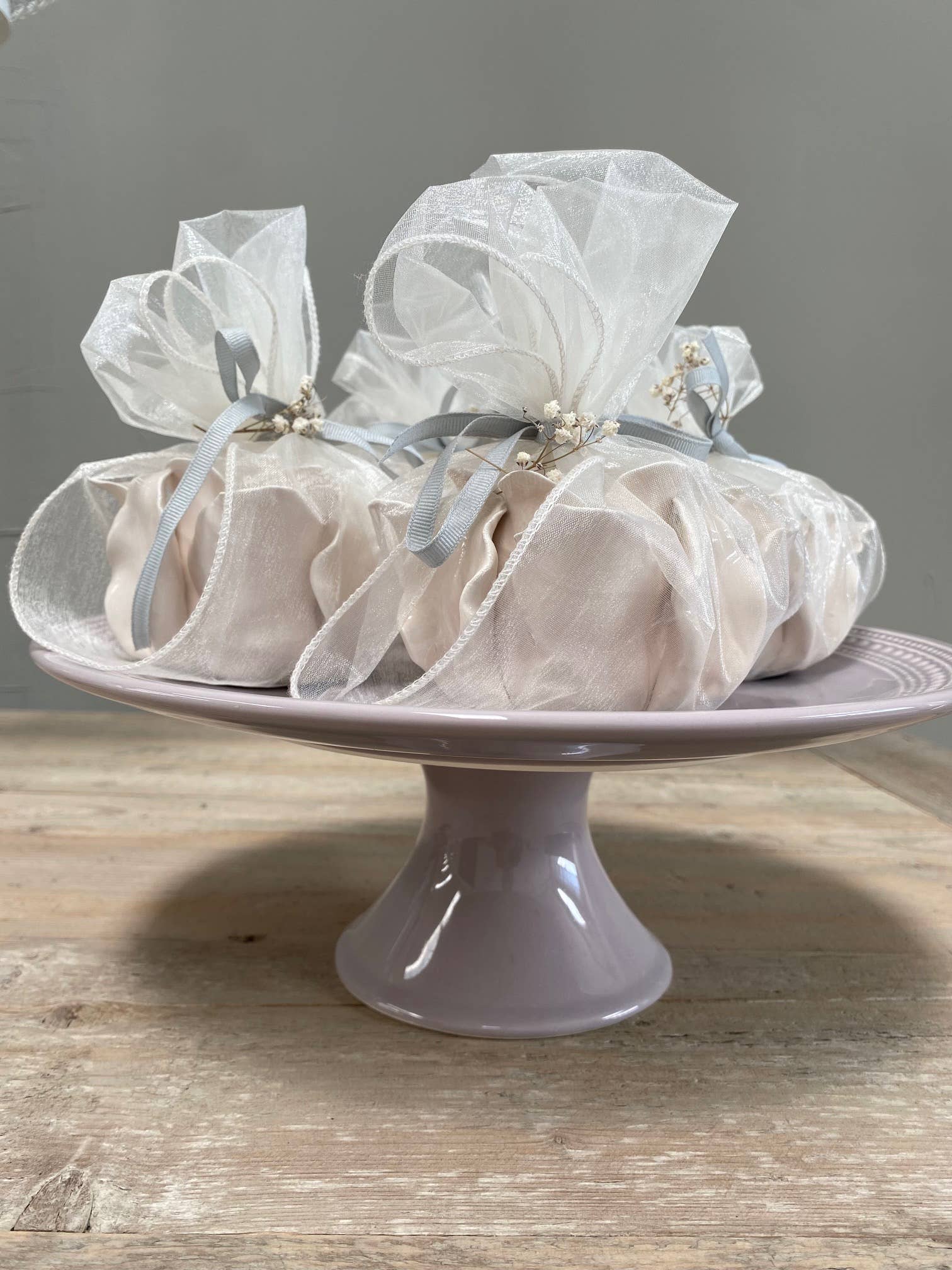 Luxe Lodge - Wholesale Cake Stand - Ceramic lift6