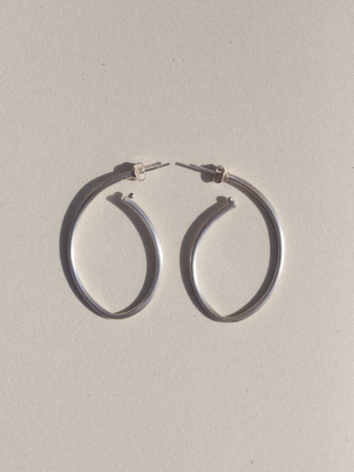 SAMSA Silver Ellips Örhängen för wholesale av TYLA LATO