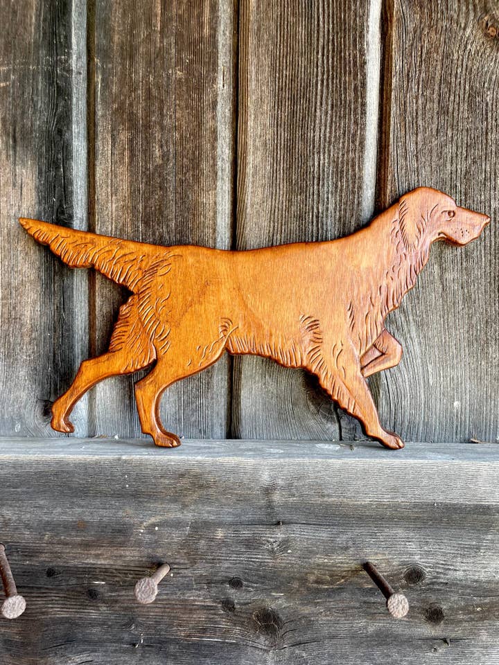 Vintage handgjord väggprydnad i trä föreställande hund för wholesale av Back Forty Rural Apparel & Goods