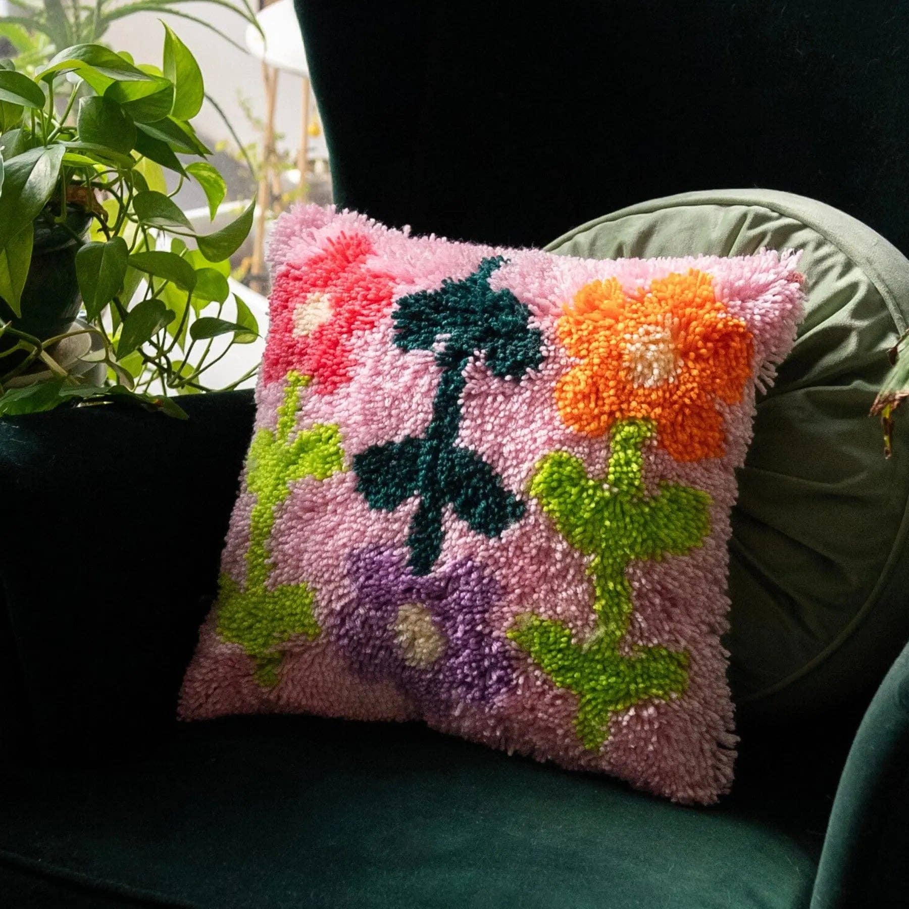 Craft Club - Wholesale Craft Sewing Kit - BRIGHT PICK OF THE BUNCH - Latch Hook Cushion Kit4