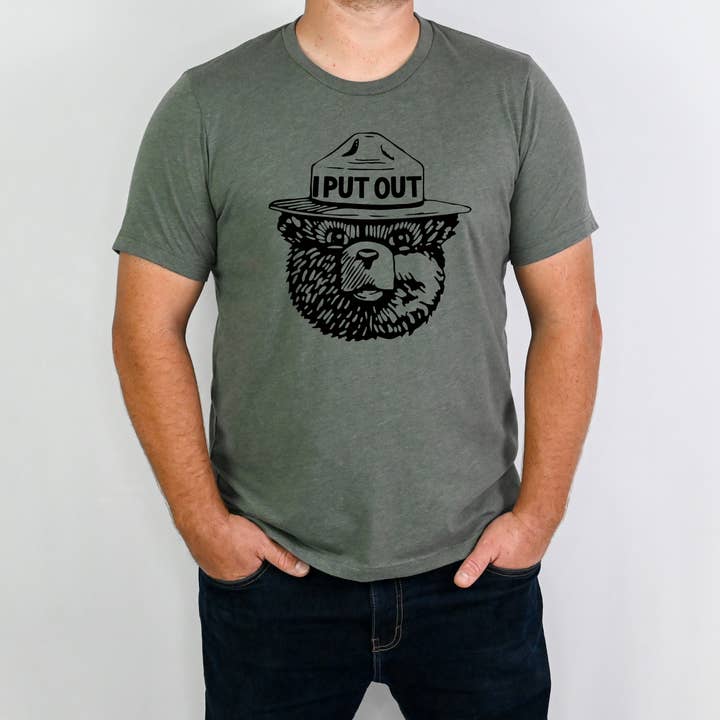 208 Tees - Vente T-shirt sérigraphié – unisexe - T-shirt graphique de camping hilarant "Je m'éteins" | Manches longues 2065