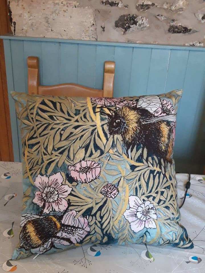 Cuscino Bumble Bee per la vendita all'ingrosso da parte di Between the Woods and Sea