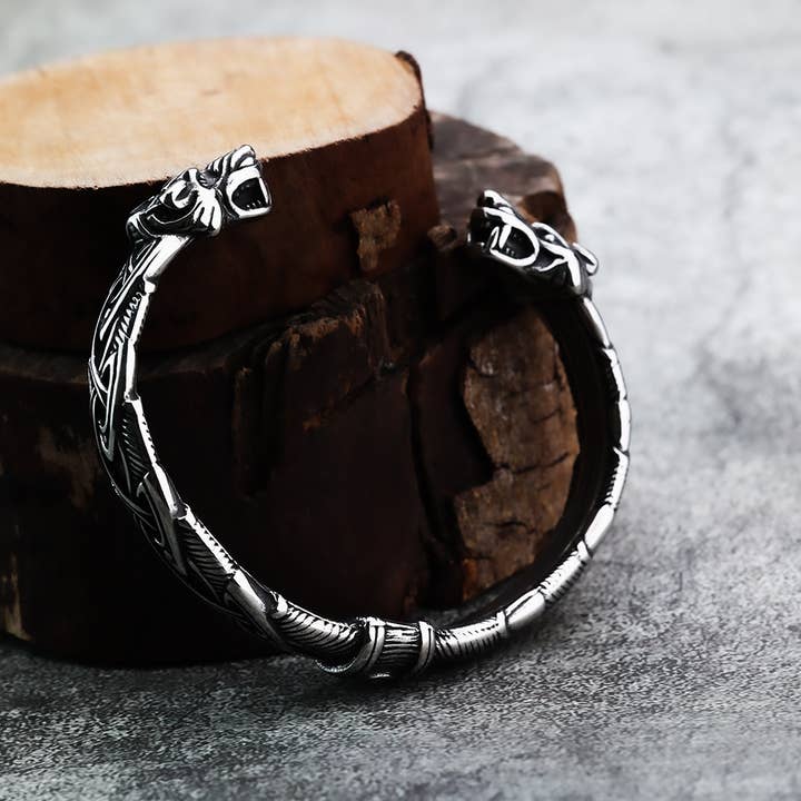 Pulsera Vintage Vikinga en Forma de C con Cabezas de Lobo Doble para venta al por mayor de Gemcohub