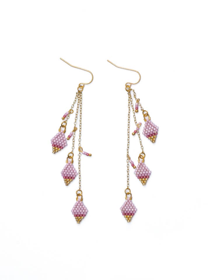 Pärlade handvävda örhängen med godisstenar och kedja (Rosa) för wholesale av Mayana Designs Co
